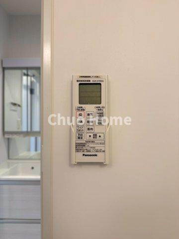 江東区亀戸7丁目中古住宅の浴室|【浴室乾燥機】暖房・冷風・換気・乾燥が可能です。毎日を快適に過ごせるうれしい機能が揃っています。雨の日の洗濯物も安心です。