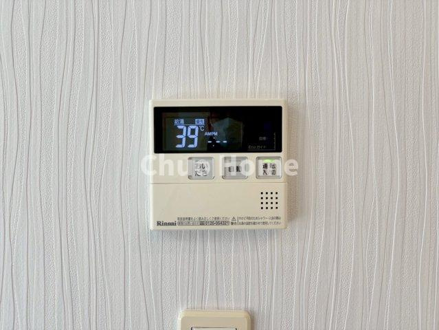 江東区亀戸7丁目中古住宅の発電・温水設備|【給湯リモコン】外での一日を忘れさせてくれるオートバス機能でお好みの湯量・温度に調整された浴槽。