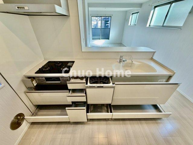 江東区亀戸7丁目中古住宅のキッチン|ワイドで収納豊富なシステムキッチン