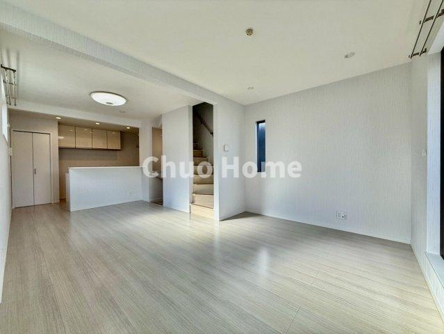 江東区亀戸7丁目中古住宅のキッチン|視界に広がりを生むオープンなキッチン。料理や片付けをしながら、家族との会話を楽しんだり、リビングで遊ぶ子どもを見守れます。ご見学時には家具の配置などもイメージしながらぜひご覧になって見て下さい。