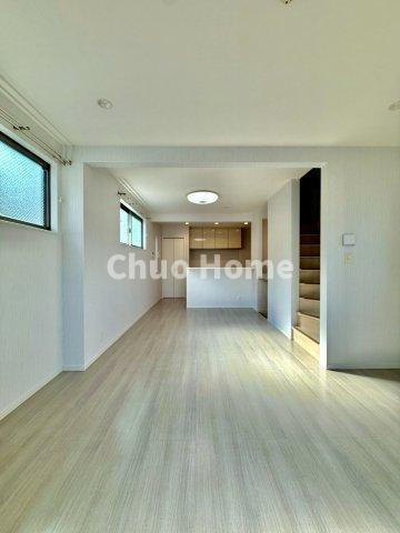 江東区亀戸7丁目中古住宅の居間・リビング|【リビングダイニング】一日の中で多くの時間を過すことになるリビングダイニングだからこそ、いつも穏やかな空間であることが必然。爽やかな通風と採光を存分に感じる事が出来る空間です。