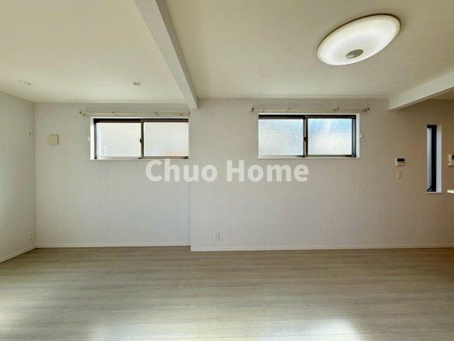 江東区亀戸7丁目中古住宅のダイニング|【ダイニング】忙しい朝でも、しっかり家族が揃って食事をして頂けるゆとりある大きさのダイニングスペース。奥様が作る手料理をカウンター越しに受けとって頂き、テーブルで囲む素敵な時間を存分に愉しんで下さい。