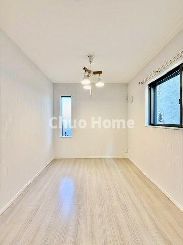 江東区亀戸7丁目中古住宅の子供部屋|【寝室】心と体をゆったりと安らげる主寝室。寝室のゆとりが大きい分だけ、暮らしの安らぎは深まります。一日の疲れを癒すだけでなく、ご夫婦の親密な語らいを紡ぎ出します