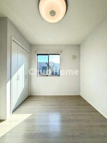 江東区亀戸7丁目中古住宅の寝室|【子供部屋】お子様を持つ家庭の約6割が「家族や子どものため」に購入を希望。入学後の転校を避け、広い空間でのびのび育てたいなどの親心が、家探しのきっかけになっているようです。