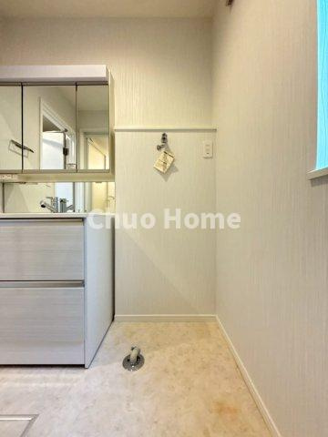 江東区亀戸7丁目中古住宅のランドリースペース|【ランドリースペース】担当者がスケールを持ち歩いておりますので、ご見学時には現在お使いの洗濯機などがきちんと収まるかなどもチェックして下さい。見学前に測っておくと非常に便利だと思います。