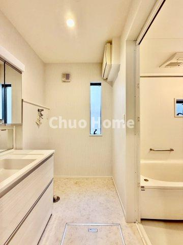 江東区亀戸7丁目中古住宅の脱衣所|【洗面所】明るい洗面所は朝をすっきりさせてくれる空間です。バタバタしている忙しい朝でも収納が多い洗面台では短い時間で効率良く支度ができます。