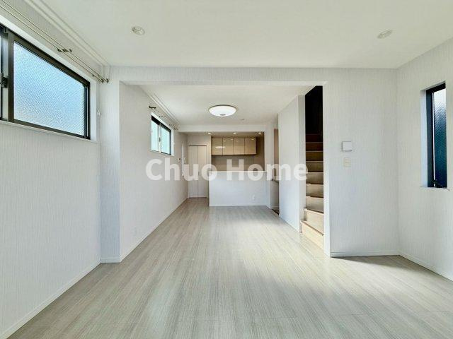 江東区亀戸7丁目中古住宅の居間・リビング|【居間・リビング】「ＬＤＫは家族団らんをデザイン」広いＬＤＫでは家族が集まり一緒の時間を過ごせる工夫がされております。何気ない一日の当たり前のひとコマがいつか一生の宝物になります