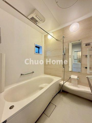 江東区亀戸7丁目中古住宅の浴室|【バスルーム】暖房換気乾燥機付きシステムバスルーム。暖房・冷風・換気・乾燥など、毎日を快適に過ごせるうれしい機能が揃っています。雨の日の洗濯物も安心です。