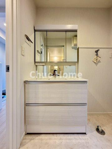 江東区亀戸7丁目中古住宅の独立洗面台|【洗面化粧台】洗面化粧台には三面鏡を採用。身だしなみを整えやすい事はもちろんですが、鏡の後ろに収納スペースを設ける事により、散らかりやすい洗面スペースをすっきりさせる事が出来るのも嬉しいですね