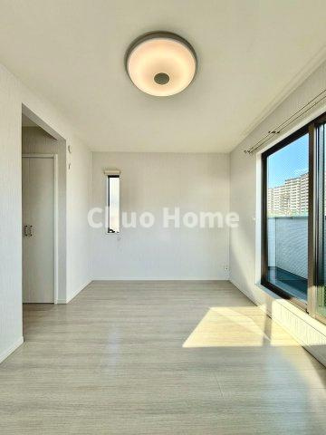 江東区亀戸7丁目中古住宅の洋室|【洋室】快適に過ごす条件は、一人ひとり違います。だからこそ飾り過ぎないシンプルな内装と偏り過ぎないデザインで統一しております。居住していく中でオーナー様だけの【マイホーム】に創り上げて下さい