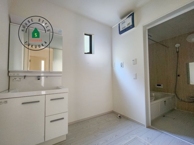 福岡市西区周船寺2丁目第2-2棟（8号棟）の内観：施工例|ゆとりの洗面スペースで朝の身支度もスムーズに。暮らしを快適に変えるシャワー付洗面台です！