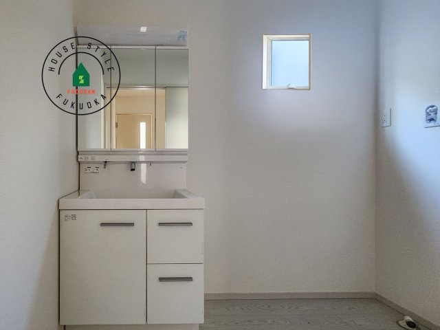 福岡市西区周船寺2丁目第2-2棟（8号棟）の内観：施工例|毎日使うものだから清潔な空間を保ちたい水回り。洗面にはそんな願いを解消させてくれる収納アイデアが満載です。三面鏡の裏側にはキャビネットが現れ小物から背の高い物まで収納できます。