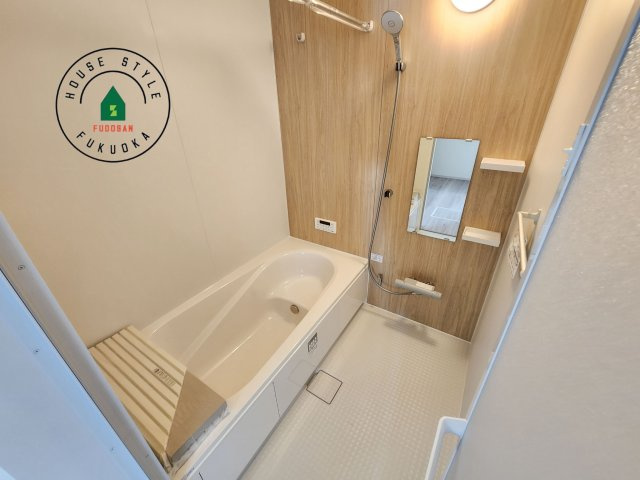 福岡市西区周船寺2丁目第2-2棟（8号棟）の内観：施工例|1日の疲れを癒してくれる広々バスルーム。雨の日のお洗濯にも大活躍な浴室乾燥機付です！