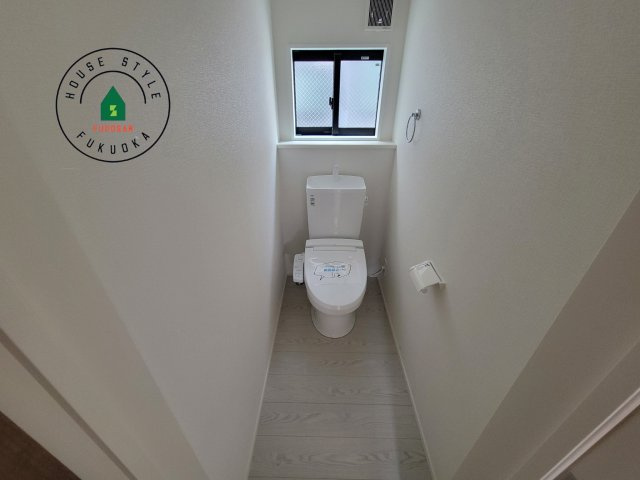 福岡市西区周船寺2丁目第2-2棟（8号棟）の内観：施工例|温水洗浄便座を完備しております。2ヶ所にトイレがあるのは朝の慌ただしい時間も安心です。