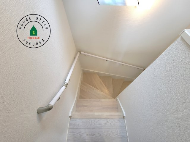 福岡市西区周船寺2丁目第2-2棟（8号棟）の内観：施工例|階段からも明るい光が入ります。採光や通風も階段の重要な役割です。