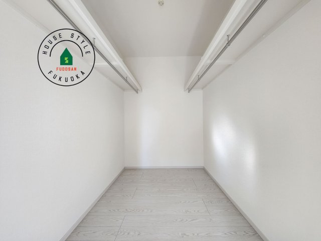 福岡市西区周船寺2丁目第2-2棟（8号棟）の内観：施工例|洋服や大きな荷物が多い方や人数の多いご家族などは、一般的なクローゼットよりもウォークインクローゼットのほうが使い勝手が良いです。