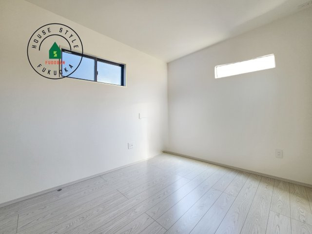 福岡市西区周船寺2丁目第2-2棟（8号棟）の内観：施工例|落ち着いた色調の洋室です。