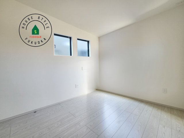 福岡市西区周船寺2丁目第2-2棟（8号棟）の内観：施工例|柔らかい陽光が差し込む明るいお部屋を演出する設計。彩光の取れる窓が気持ちの良いお部屋を創り上げます。