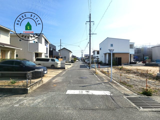 福岡市西区周船寺2丁目第2-2棟（8号棟）の前面道路含む現地写真|前面道路は閑静な住宅地をはしる車通りの少ない道路。お車の出し入れが苦手なママや小さなお子様にも安心ですね。しっかり舗装もされているので、ベビーカーや自転車で通っても快適に通行できます。