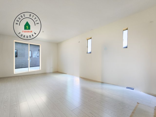 福岡市西区周船寺2丁目第2-2棟（8号棟）の内観：施工例|ご家族を近くに感じられる対面キッチンのLDK。会話もはずみそうですね。