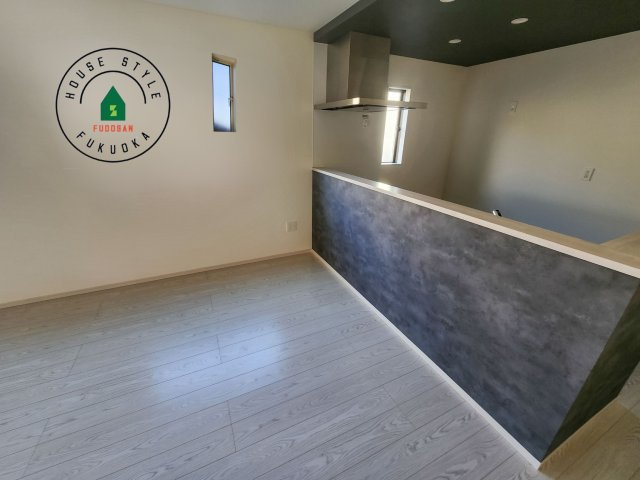 福岡市西区周船寺2丁目第2-2棟（8号棟）の内観：施工例|ダイニングテーブルへの配膳がラクラク、お料理はかどるカウンター付きシステムキッチン！