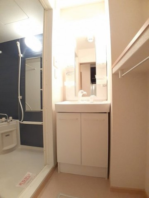【洗面所】 | パルティシオン | 明るい洗面所です