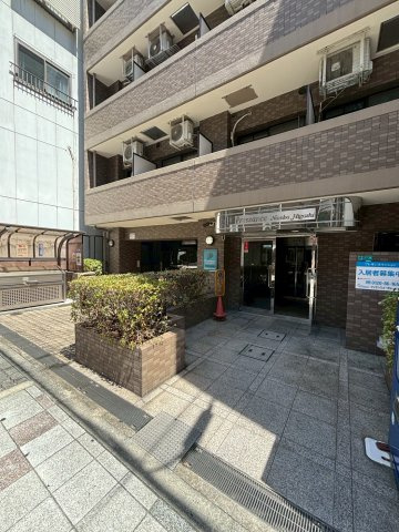 プレサンス難波東のエントランス