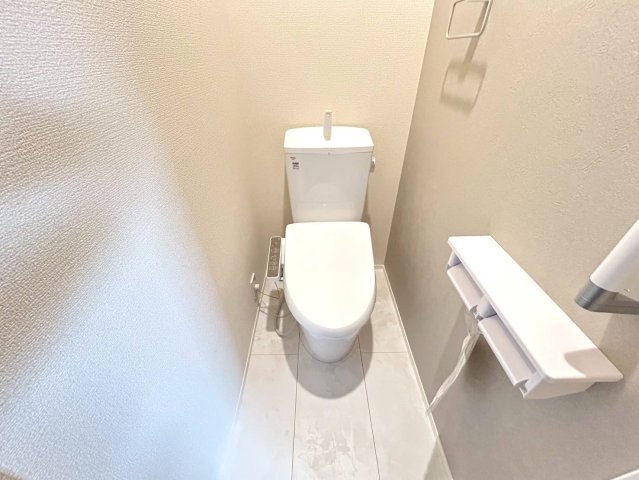 リーブルガーデン　一宮市小信中島第２　全２区画分譲のトイレ|超表面平滑加工とイオンパワーの「セフィオンテクト」加工で、汚れが付きにくく落ちやすい仕様で清潔です。
便器にフチがないので汚れが隠れて見えない部分がありません。お手入れがとってもラクラクです。