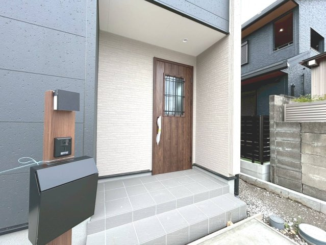 リーブルガーデン　一宮市小信中島第２　全２区画分譲の玄関|【ピッキング防止機能付き玄関ドア錠】玄関ドアの鍵は上下に２つあり、内側の下段は脱着サムターンキー。
鍵を不正に開錠されても、もう１つの鍵でピッキングを防ぎます。防犯性の高い仕様になっています。