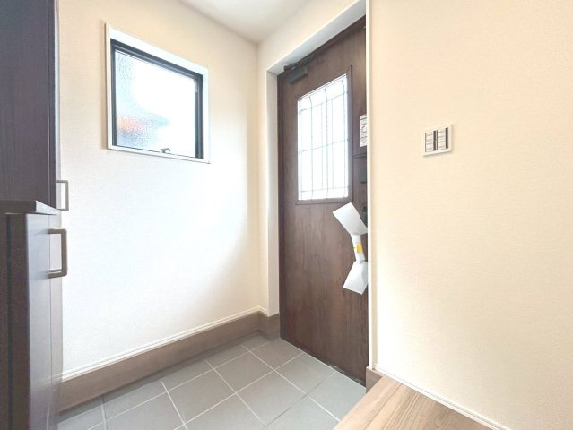 リーブルガーデン　一宮市小信中島第２　全２区画分譲の玄関|玄関ドアからの光が玄関ホールを明るくしてくれます。