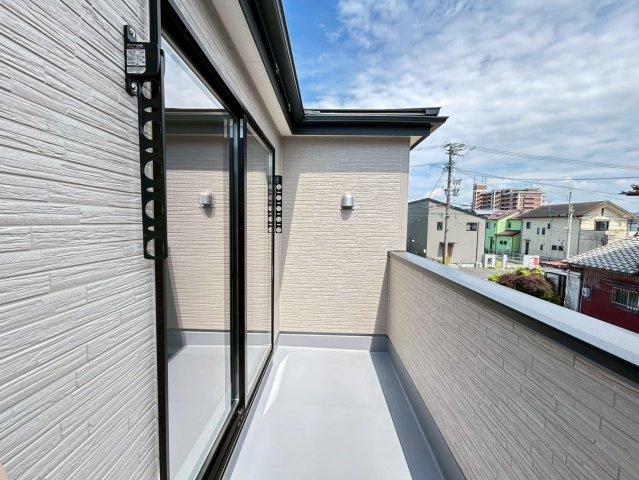 リーブルガーデン　一宮市小信中島第２　全２区画分譲のバルコニー|バルコニーは南向きで洗濯物もよく乾きます！強度と表面積硬度を持つFPRで防水しています。