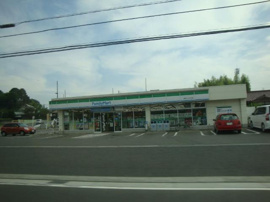 ファミリーマート湘南めぐみが丘店まで2,422ｍ