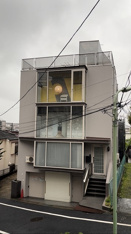 ３階建て屋上付きの建物です。
