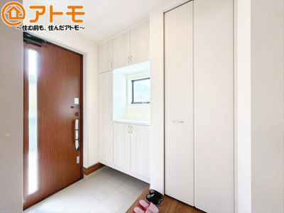 【玄関】 | 伊豆の国市大仁　新築一戸建て　全1棟 | シューズボックスの棚は可動のため、背の高いブーツもきちんと収納できます。