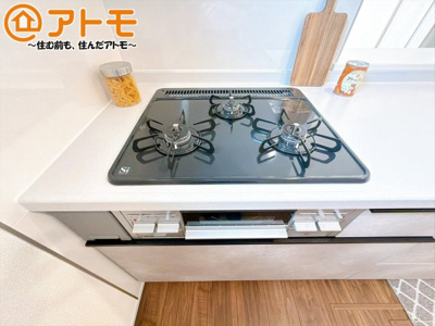 【設備】 | 伊豆の国市大仁　新築一戸建て　全1棟 | ３口コンロは使い勝手がよくお料理も楽しくなりそうです♪