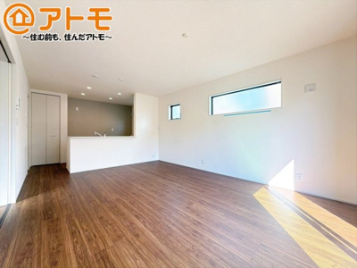 【居間・リビング】 | 伊豆の国市大仁　新築一戸建て　全1棟 | 広々と開放的なLDKは、家族が自然と集まる広さ♪お子様のリビング学習にもピッタリ♪