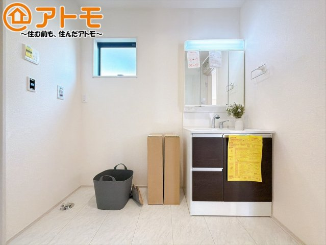 【独立洗面台】 | 伊豆の国市大仁　新築一戸建て　全1棟 | 洗面所って朝に混み合いませんか？広々とした脱衣所、３面鏡の独立洗面台で朝の時間を少しお手伝い♪