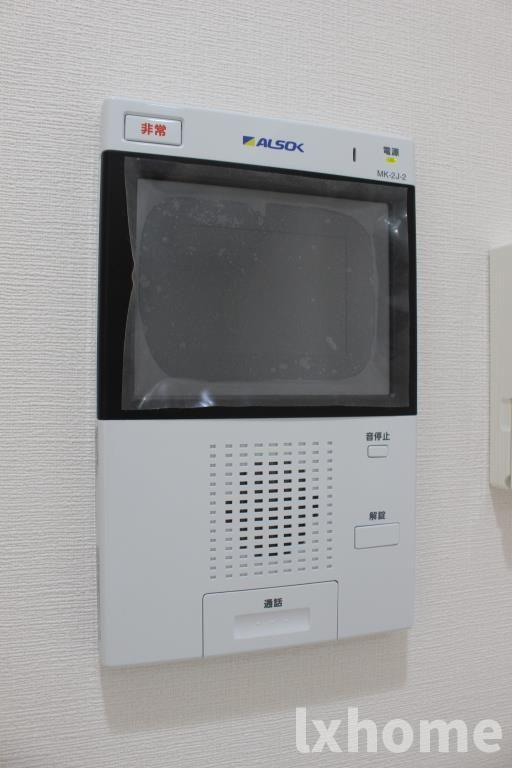 クレセントコートのセキュリティ|明るい玄関です