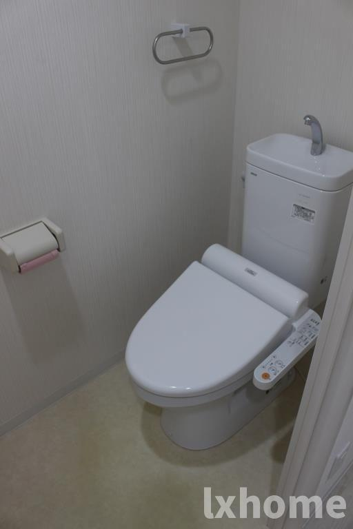 クレセントコートのトイレ|落ち着いた色調のトイレです
