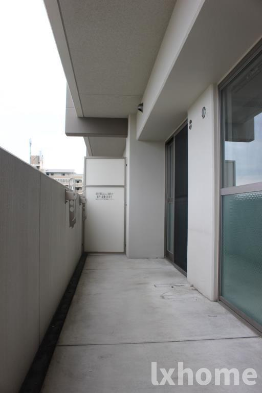 クレセントコートのバルコニー|開放的で明るい空間を演出してくれるバルコニーです