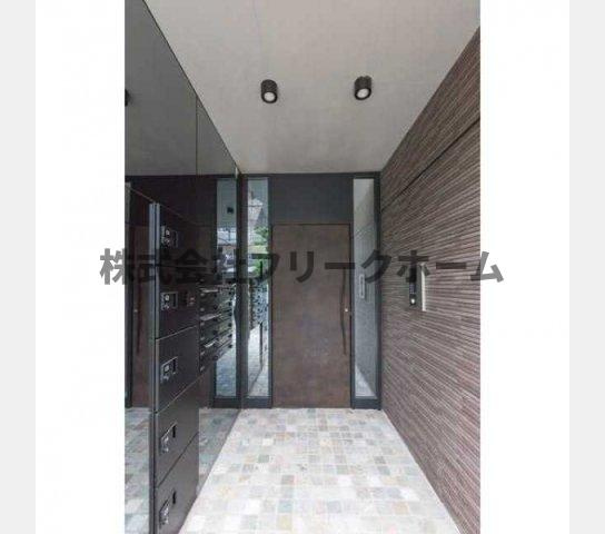 三鷹市上連雀１丁目の賃貸マンションのエントランス