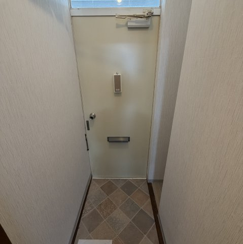 フラワーハイツの玄関