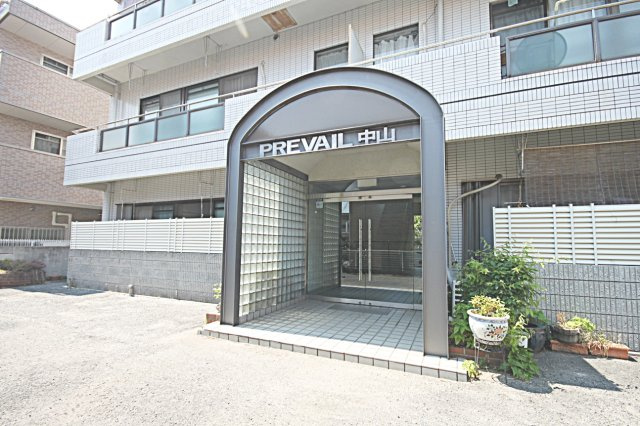 プリヴェール中山のエントランス|建物の内部です