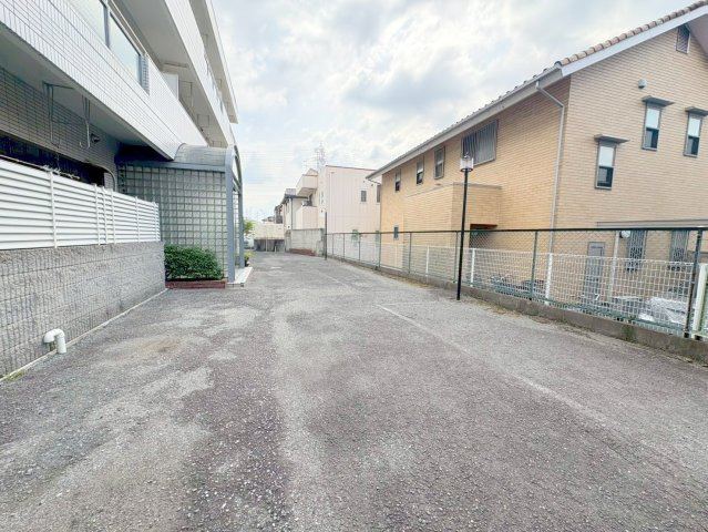 プリヴェール中山の駐車場|車をお持ちの方に嬉しい駐車場付きの物件です