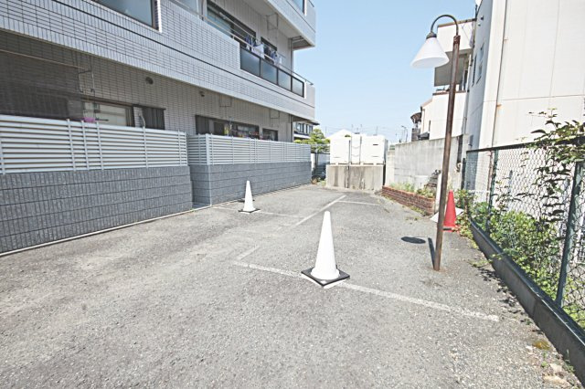 プリヴェール中山の駐車場|カースペースがあります