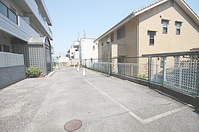 プリヴェール中山の駐車場|駐車場です