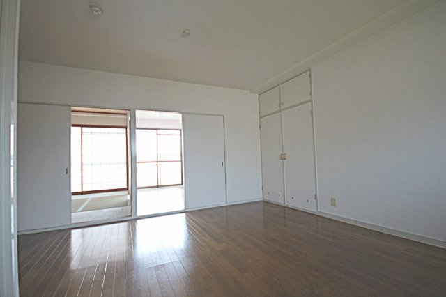 プリヴェール中山の居間・リビング|ゆったり過ごせる居間です