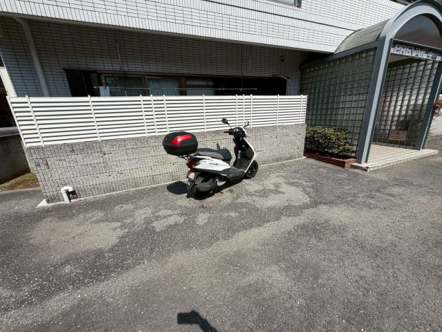 プリヴェール中山の駐車場