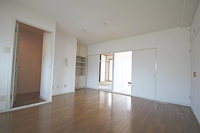 プリヴェール中山の居間・リビング|使いやすい居間です