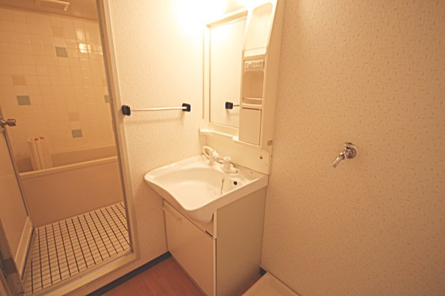 プリヴェール中山の洗面所|ゆったりとスペースのある洗面所